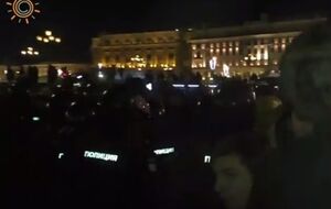 Цепь полицейских и ОМОНа вытесняет протестующих