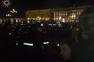 Цепь полицейских и ОМОНа вытесняет протестующих