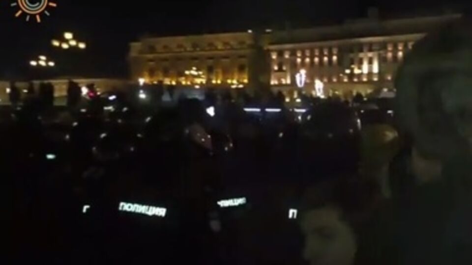 Цепь полицейских и ОМОНа вытесняет протестующих