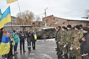 Военные получили подарки от молодежи