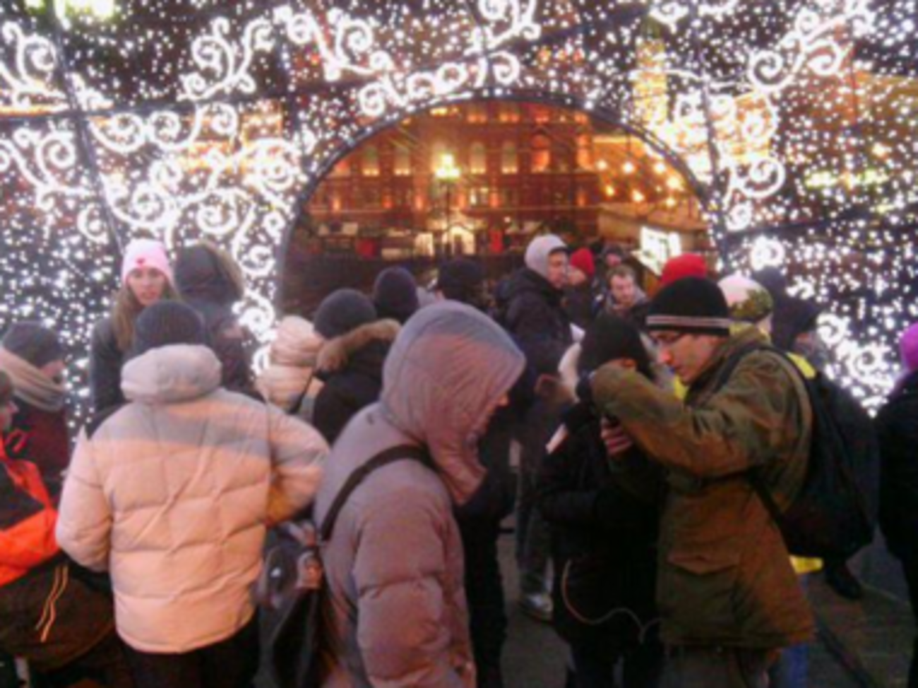 Митингующие "захватили" шар на Манежной площади