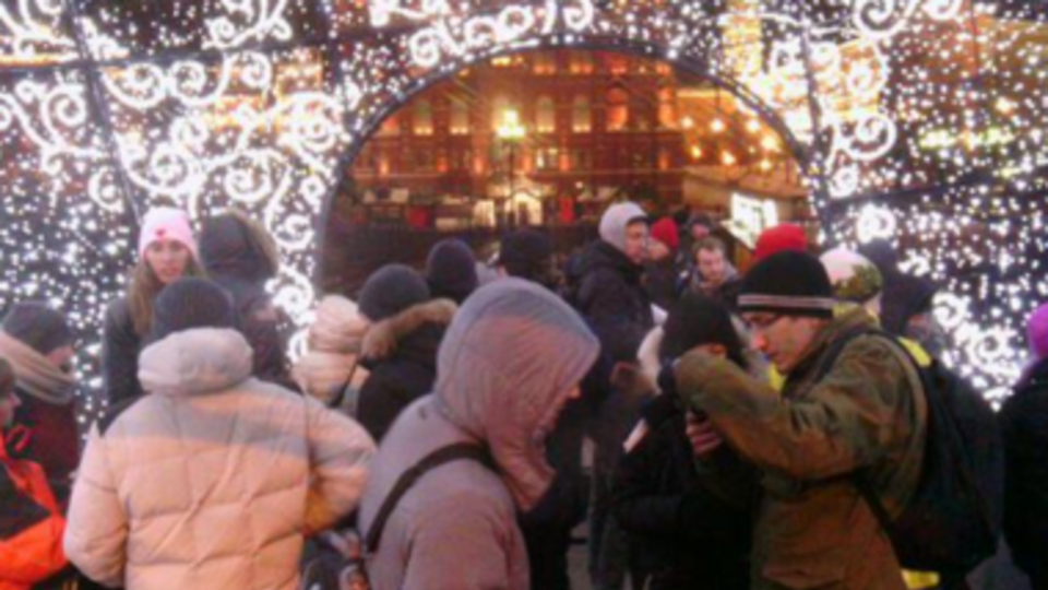 Митингующие "захватили" шар на Манежной площади