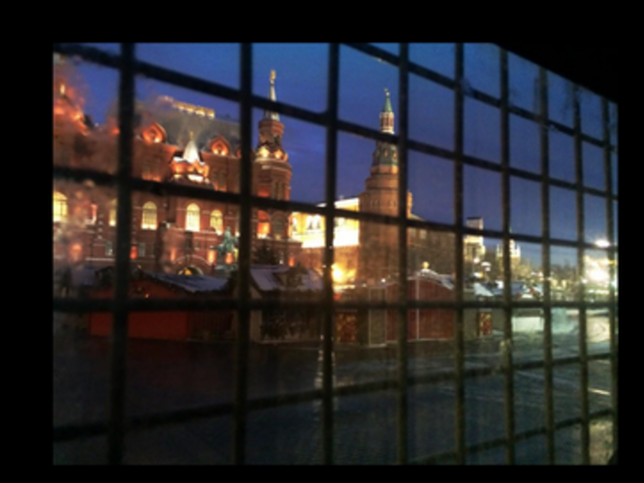 Активисты продолжают публиковать твиты из автозака