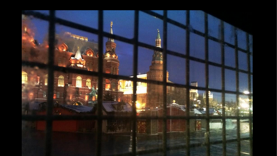 Активисты продолжают публиковать твиты из автозака