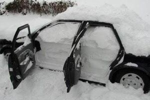 Спасатели раскапывали автомобили, застрявшие в снегу