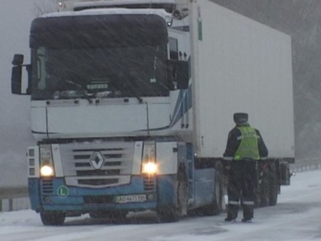 На дорогах, где ограничено движение транспорта, работает снегоуборочная техника, сообщили в ГАИ