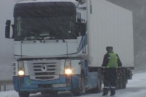 На дорогах, где ограничено движение транспорта, работает снегоуборочная техника, сообщили в ГАИ