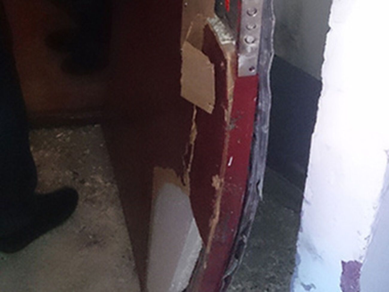 В результате взрыва были повреждены двери шахты лифта, тамбура и выбиты стекла подъезда