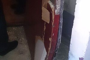 В результате взрыва были повреждены двери шахты лифта, тамбура и выбиты стекла подъезда