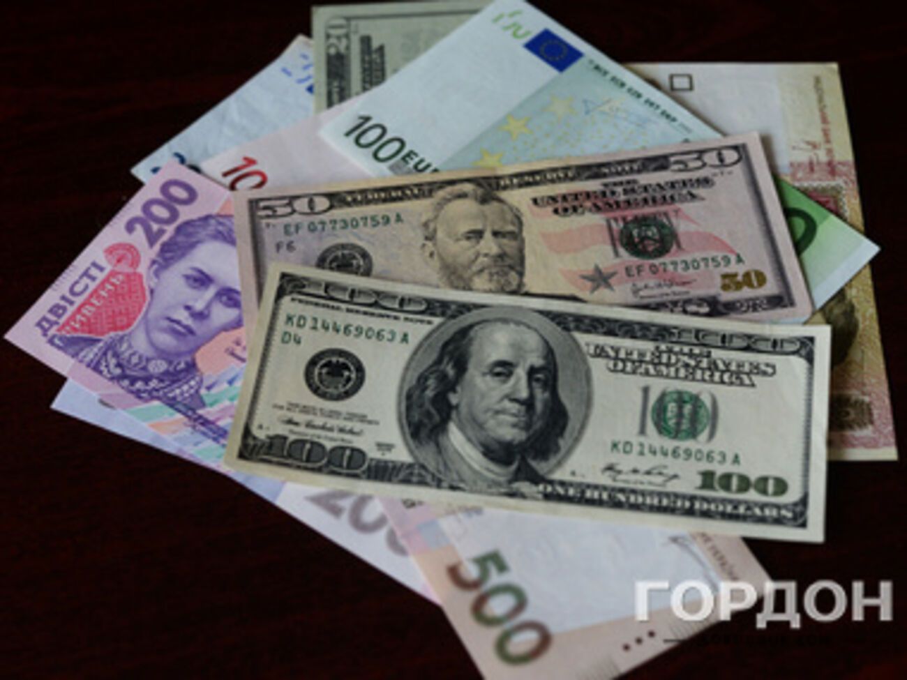 Минобороны получало средства в гривнах, долларах, евро и даже рублях