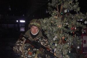 У защитников аэропорта есть своя новогодняя елка