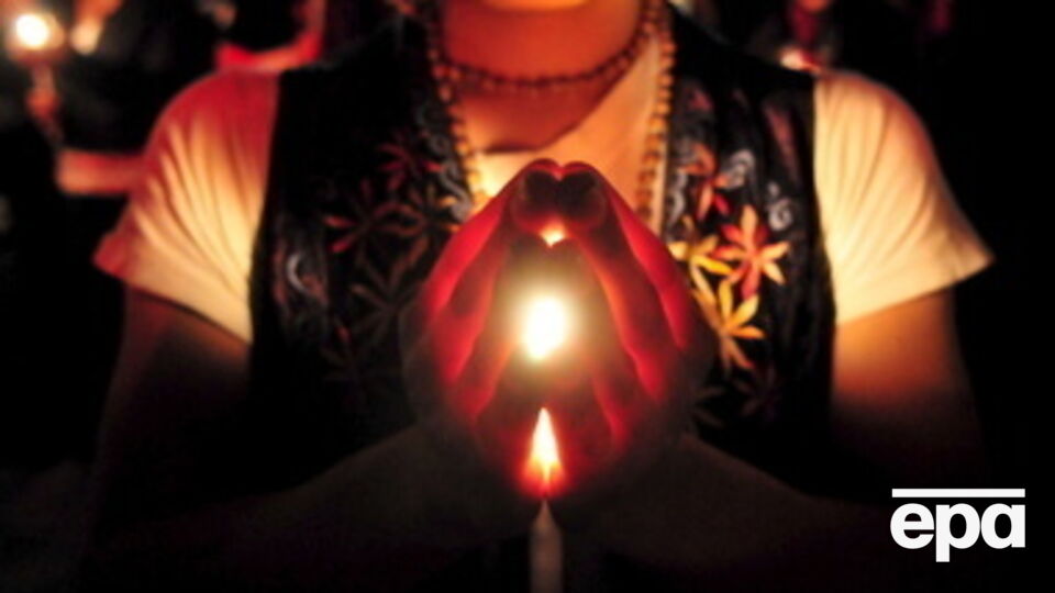 Многие луганчане в преддверии Нового года сидят при свечах