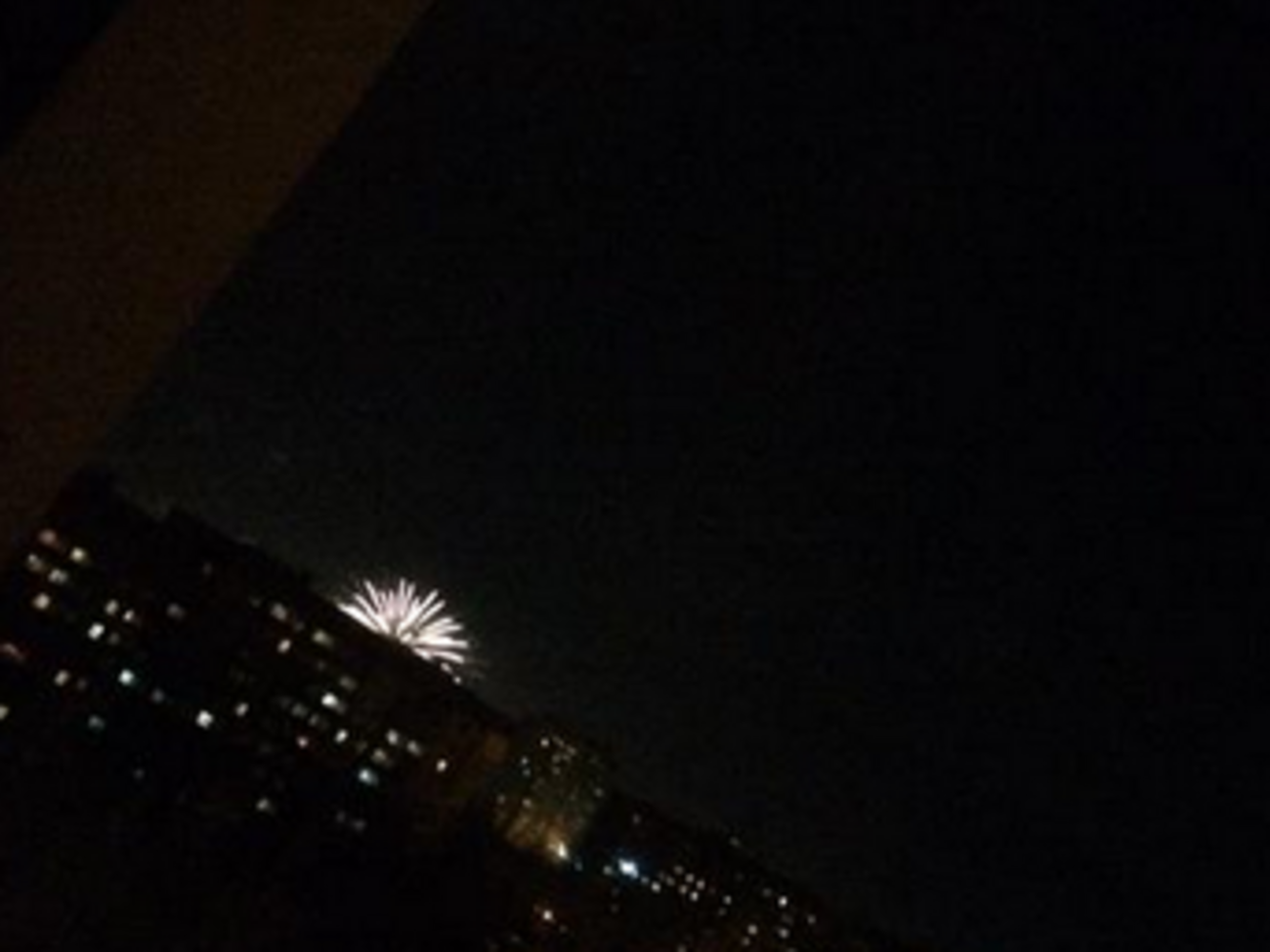 Помимо оружейных залпов, в Донецке видели и обычные салюты