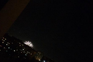 Помимо оружейных залпов, в Донецке видели и обычные салюты