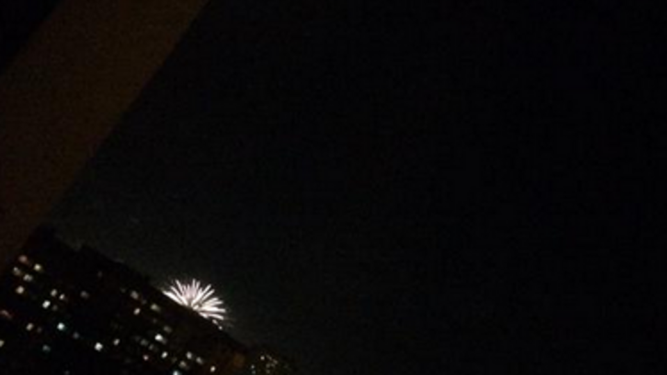 Помимо оружейных залпов, в Донецке видели и обычные салюты