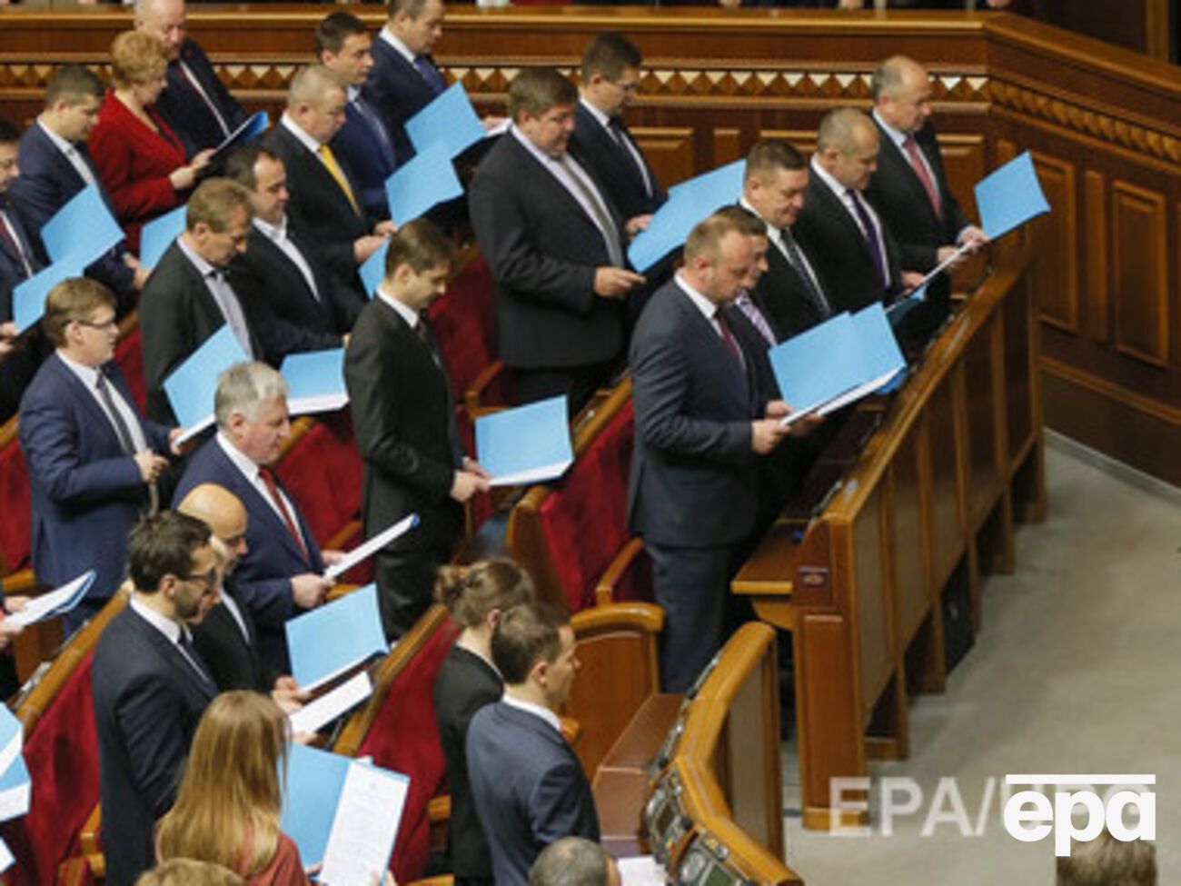 Еще четыре депутата зачитали присягу