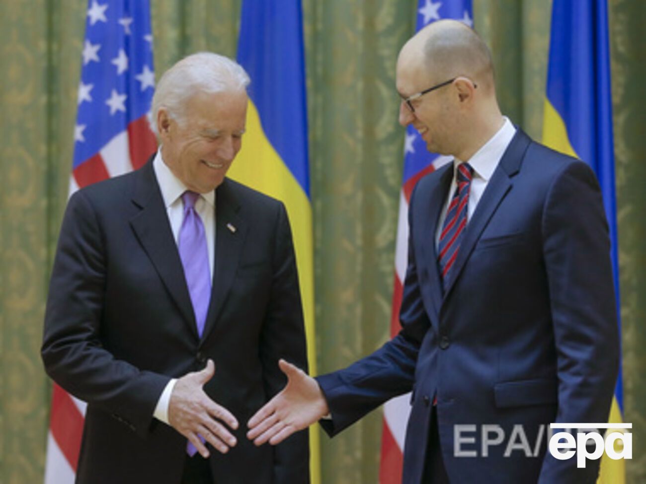 Яценюк и Байден обсудили ситуацию на Донбассе