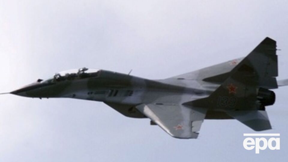 Российский самолет упал в черте деревни