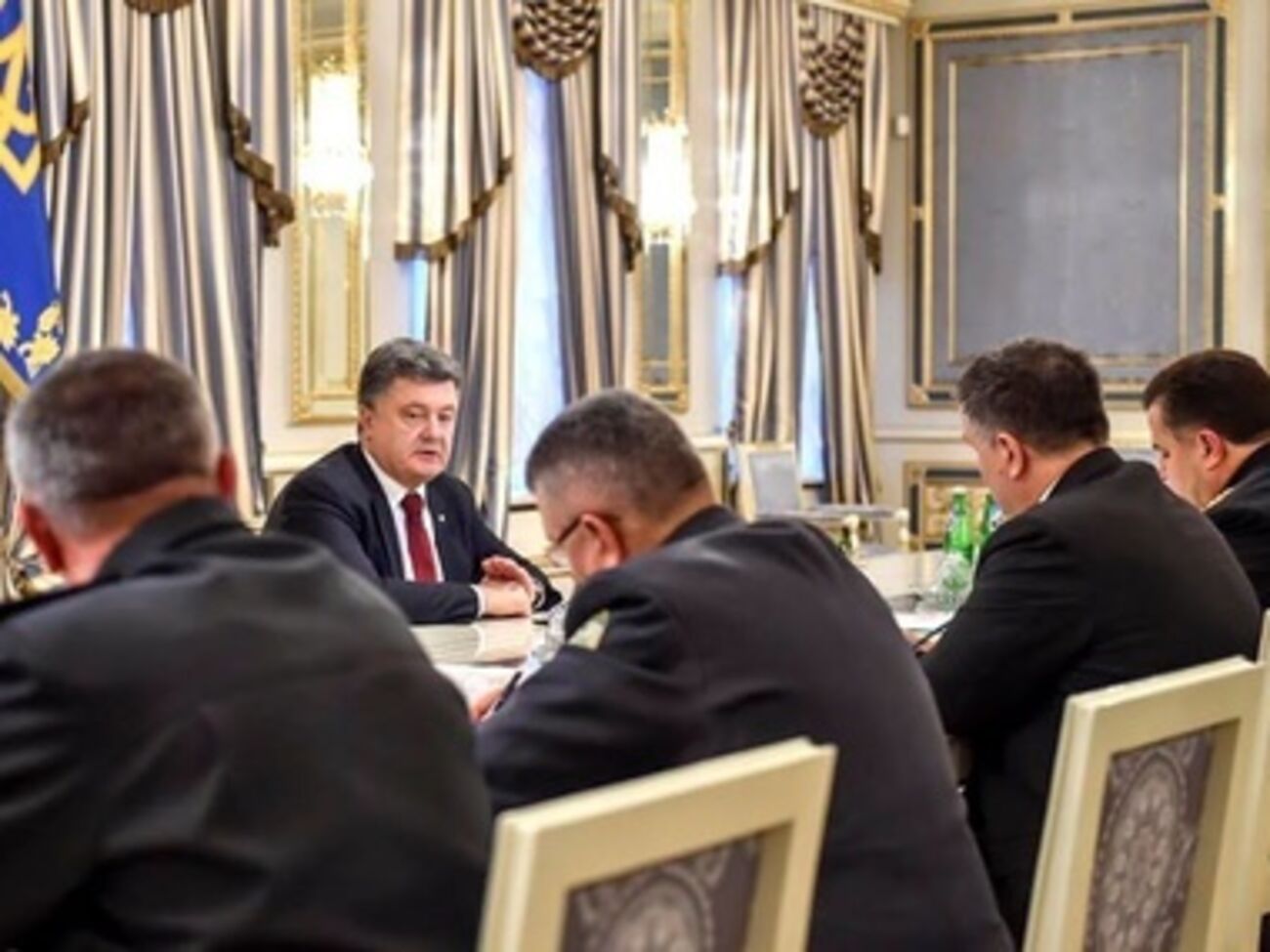 На встрече с силовиками Порошенко обсудил новое перемирие с 9 декабря