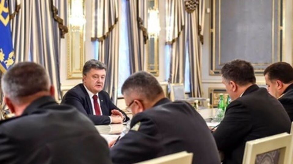 На встрече с силовиками Порошенко обсудил новое перемирие с 9 декабря