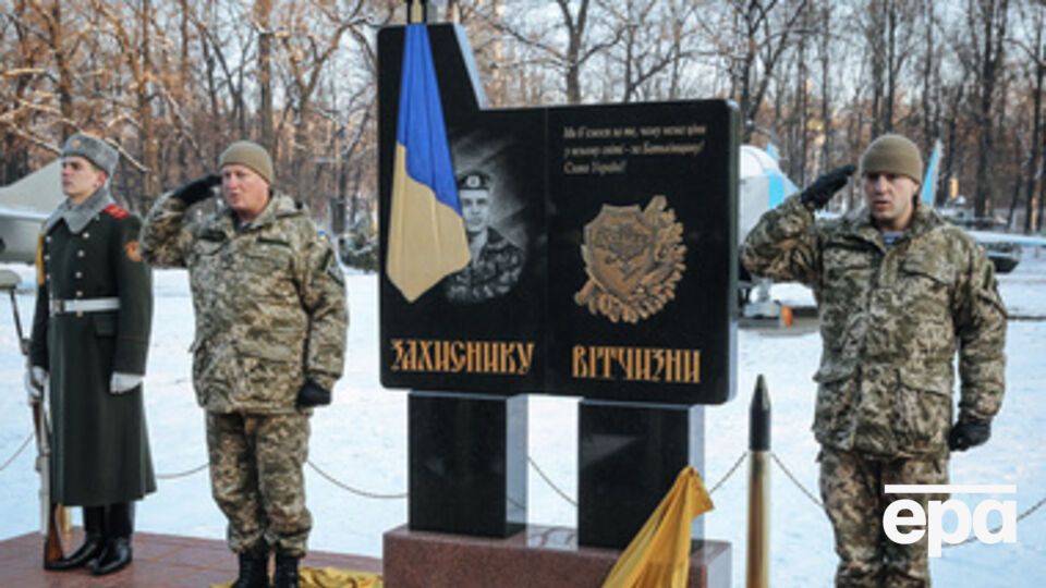 В Киеве открыли мемориальную стеллу "Защитнику Отечества". Фоторепортаж