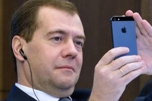 Премьер-министр РФ Дмитрий Медведев --- один из самых известных пользователей смартфонов