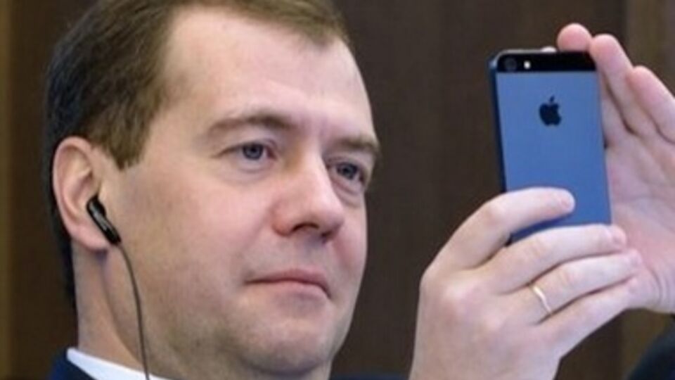 Премьер-министр РФ Дмитрий Медведев --- один из самых известных пользователей смартфонов