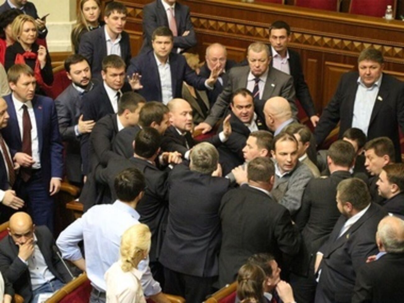 Первая потасовка в украинском парламенте