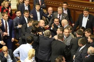 Первая потасовка в украинском парламенте