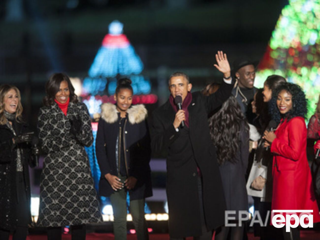 Обама зажег елку