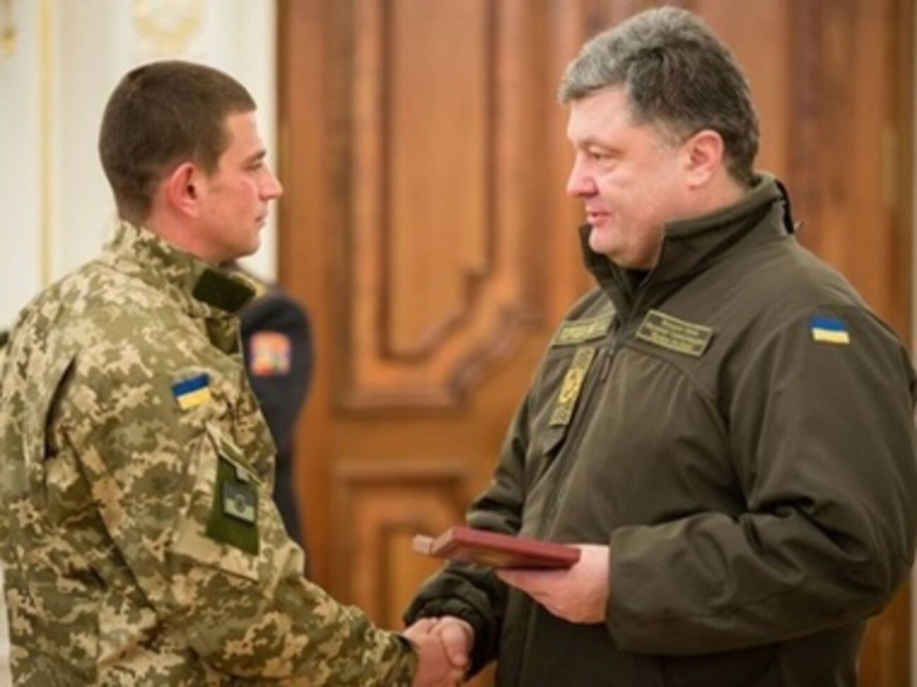 Порошенко заявил, что мужество "киборгов" войдет в учебники истории Украины