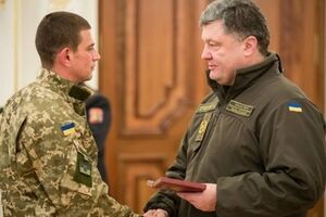 Порошенко заявил, что мужество "киборгов" войдет в учебники истории Украины