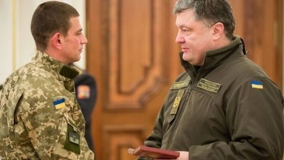 Порошенко заявил, что мужество "киборгов" войдет в учебники истории Украины