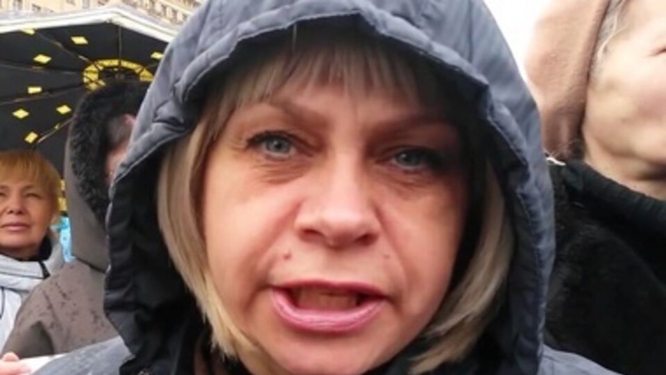 Харьковская медсестра, добивавшая ногами раненного, утверждает, что на видео не она