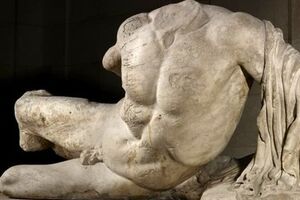 Статуя речного бога Илиссоса, которую временно передали Эрмитажу