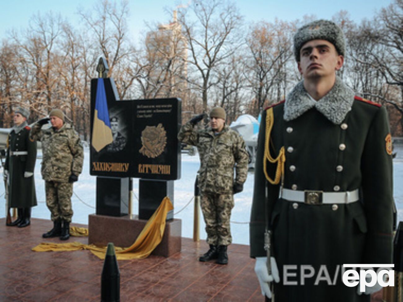 Украинские солдаты ценой своей жизни останавливает агрессора, заявил Яценюк