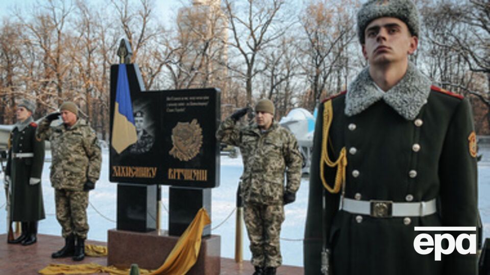 Украинские солдаты ценой своей жизни останавливает агрессора, заявил Яценюк