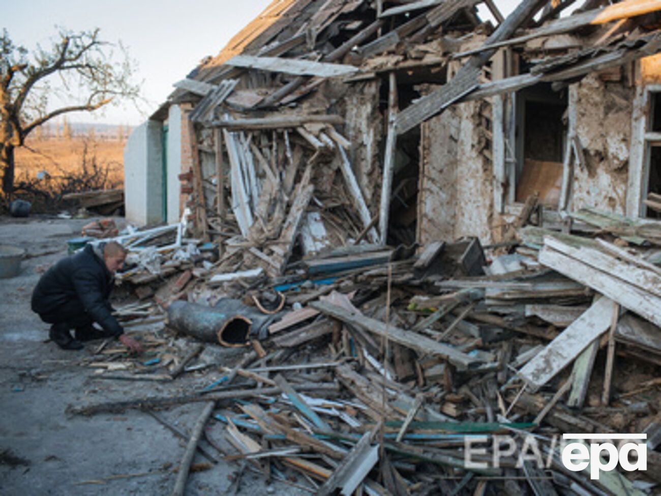 После обстрела разрушен десяток домов