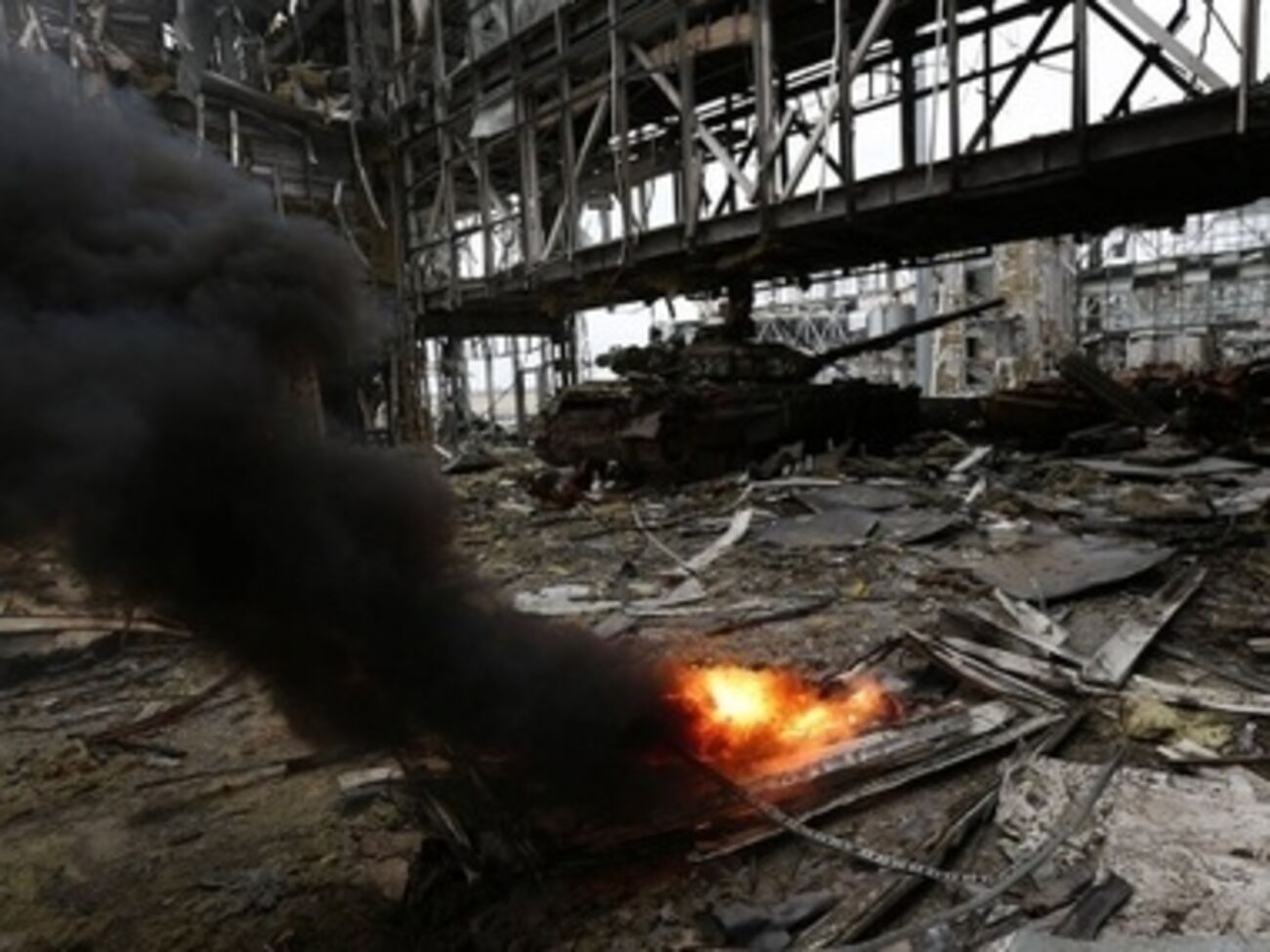 Военные в аэропорту подверглись атаке