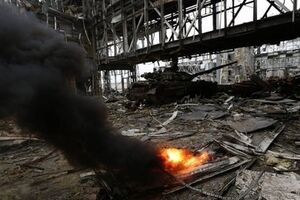 Военные в аэропорту подверглись атаке