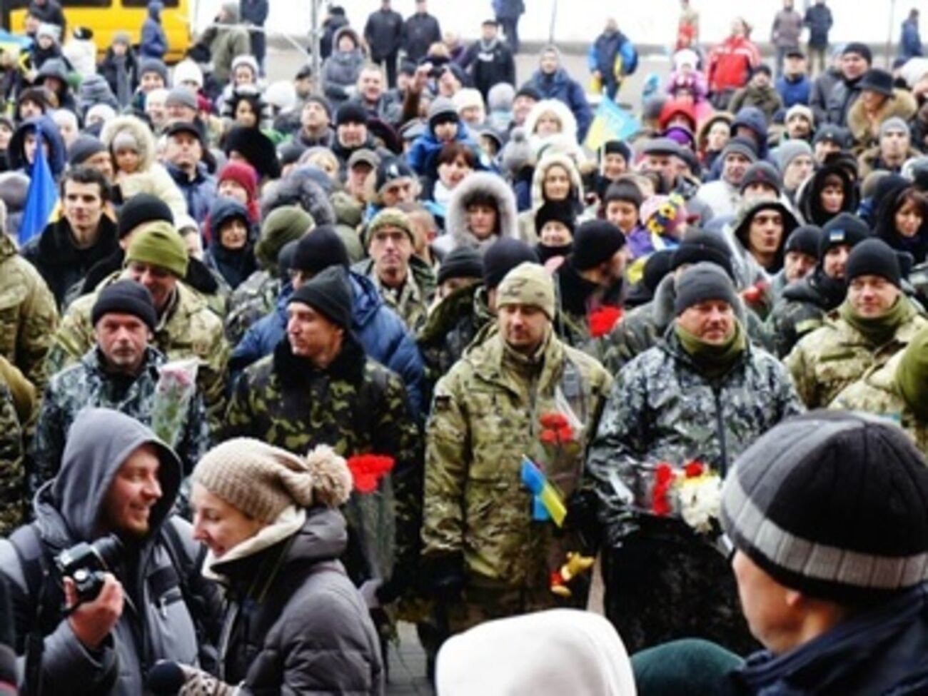 Бойцов встретили с цветами