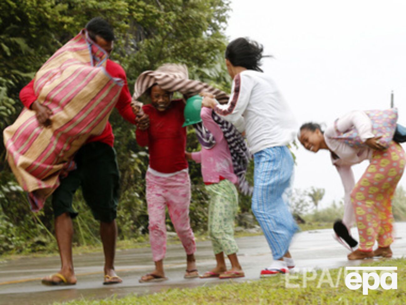 Несколько сотен тысяч филиппинцев уже эвакуированы, всего в убежища планируется переместить более 2 млн человек