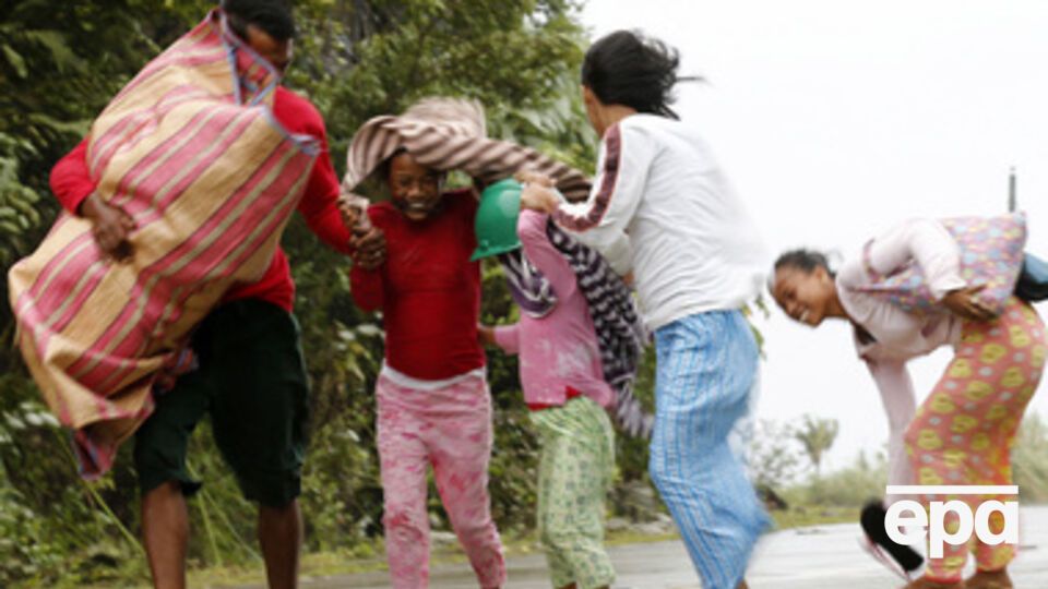 Несколько сотен тысяч филиппинцев уже эвакуированы, всего в убежища планируется переместить более 2 млн человек