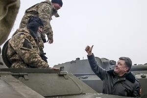 Порошенко в День украинской армии посетил военные части в Чугуеве
