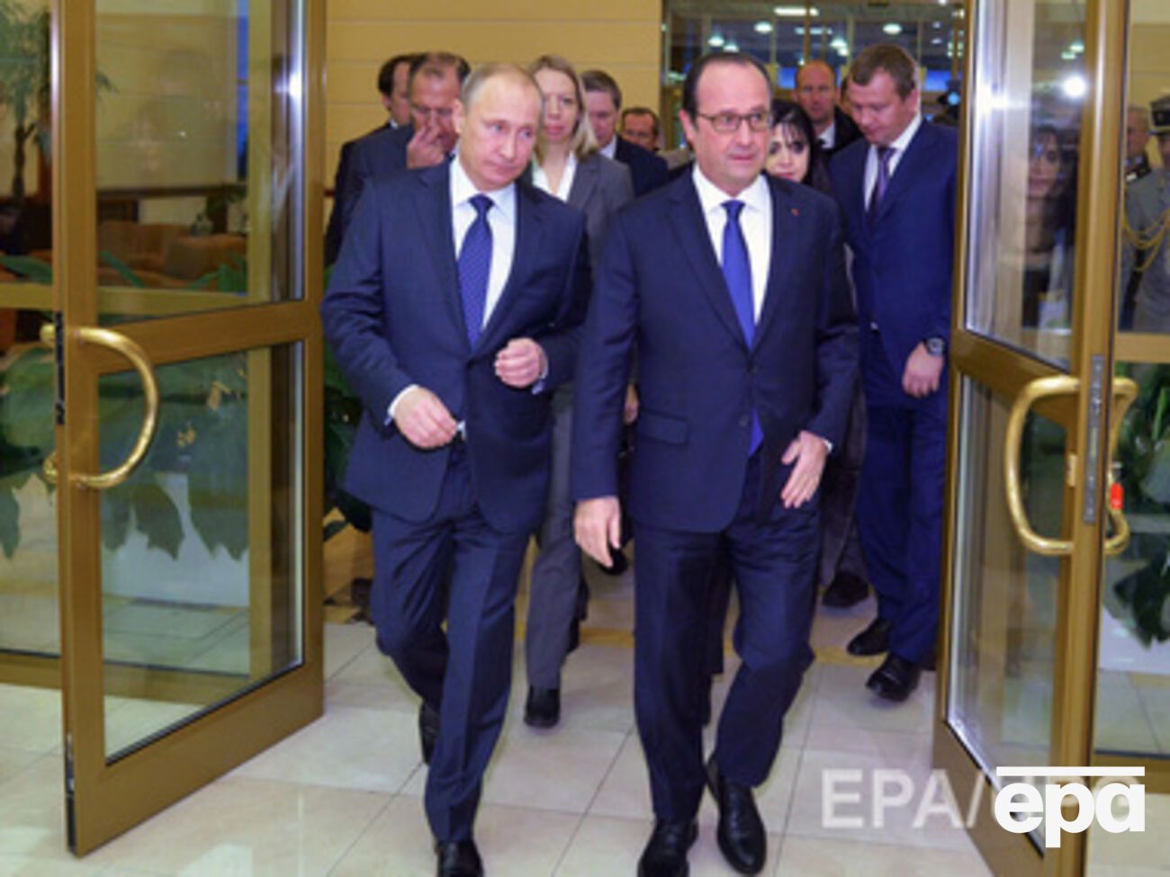 Олланд внезапно прилетел в Москву