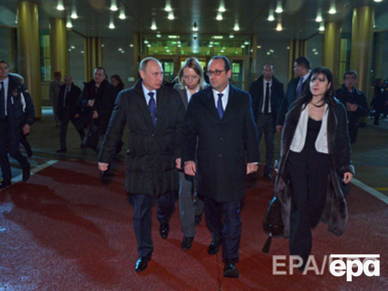 Путин проводил Олланда до трапа самолета