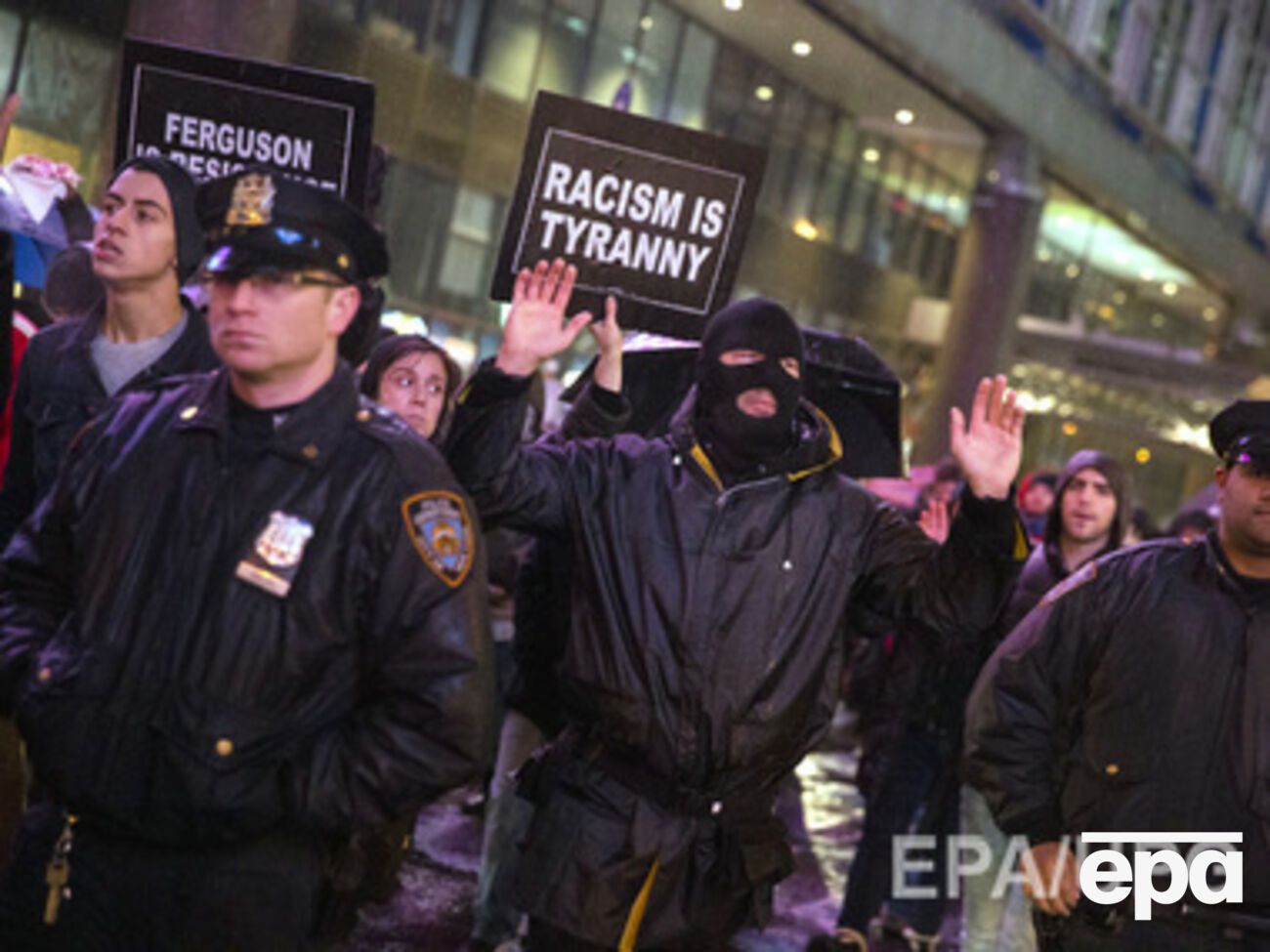 Демонстрации со слоганом Black lives matter ("Жизни чернокожих важны") также прошли в Бостоне, Чикаго, Майами и Вашингтоне