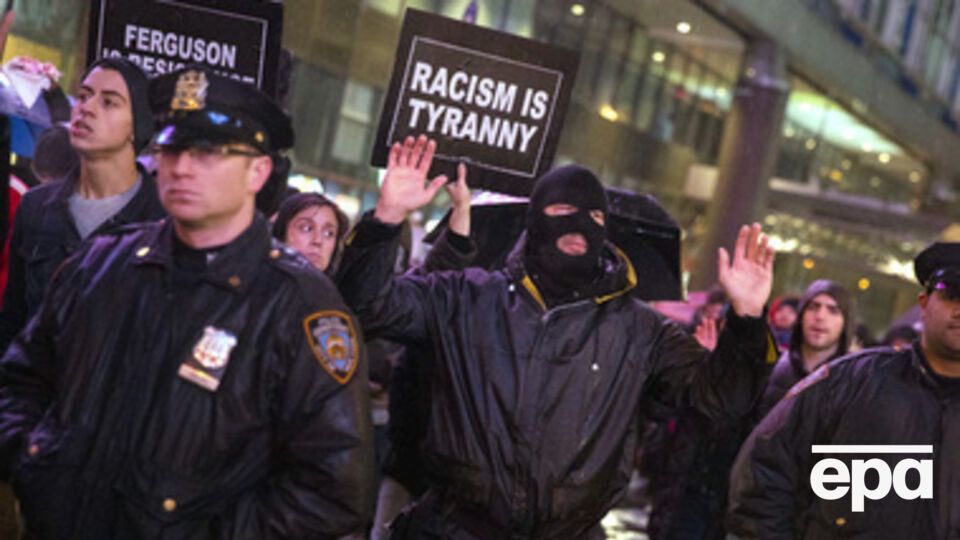 Демонстрации со слоганом Black lives matter ("Жизни чернокожих важны") также прошли в Бостоне, Чикаго, Майами и Вашингтоне