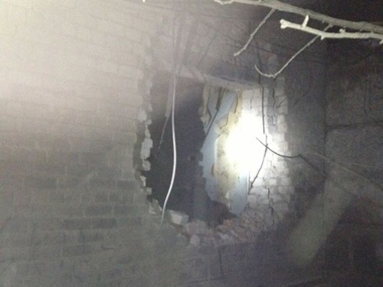 Вскоре после попадания в здание первого снаряда ситуация повторилась