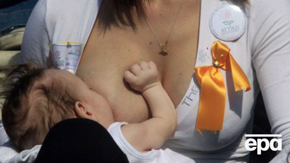 Акция по публичному кормлению грудью прошла в Лондоне